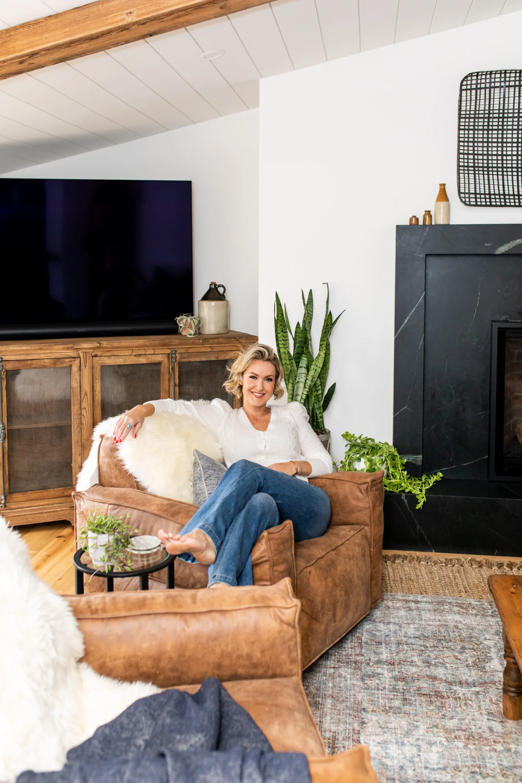 Living room with leather seating and a black fireplace in Carolyn Wilbrink's project